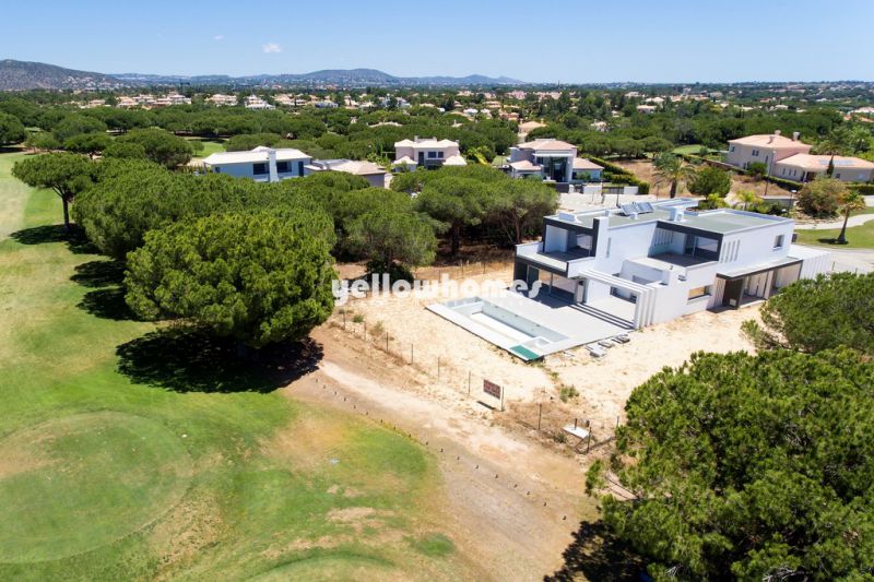 Moradia contemporânea em construção frente ao golfe em Vilamoura